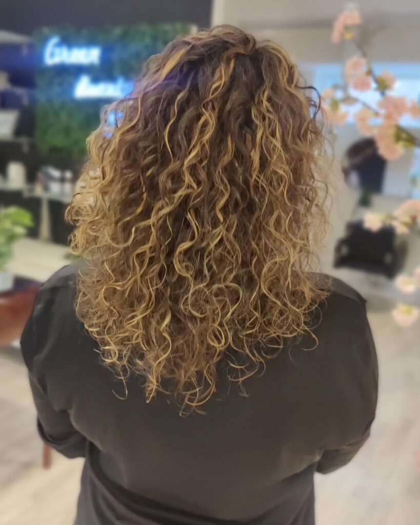 Highlights👌#highlights #krøllethår #babylights #balayaghair #balayagehår #striberihåret #hårex (2)